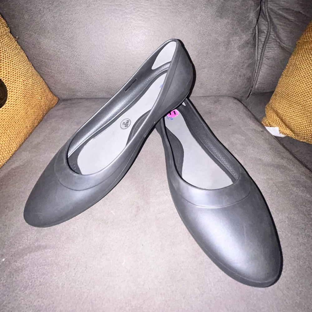 50%offw❤️ Crocs Almond Toe silver slip-on flats 11 Crocs Iconic Comfort Women's
